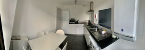 Apartment, 2 Bedrooms | Private kitchen | Full-sized fridge, microwave, oven, stovetop - Aberdeen Serviced Apartments: Charlotte street (Aberdeen)