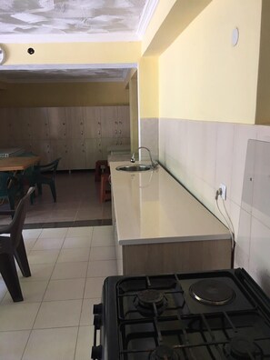 Refrigerador, horno, placa de cocina, tetera/pava eléctrica