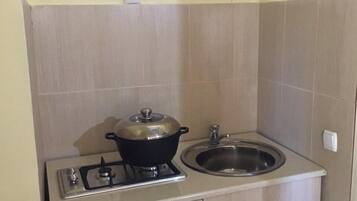 Fridge, oven, stovetop, electric kettle