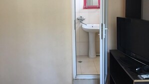 Family Quadruple Room, Multiple Beds, Non Smoking | Bathroom - Hotel Nino (Ureki)