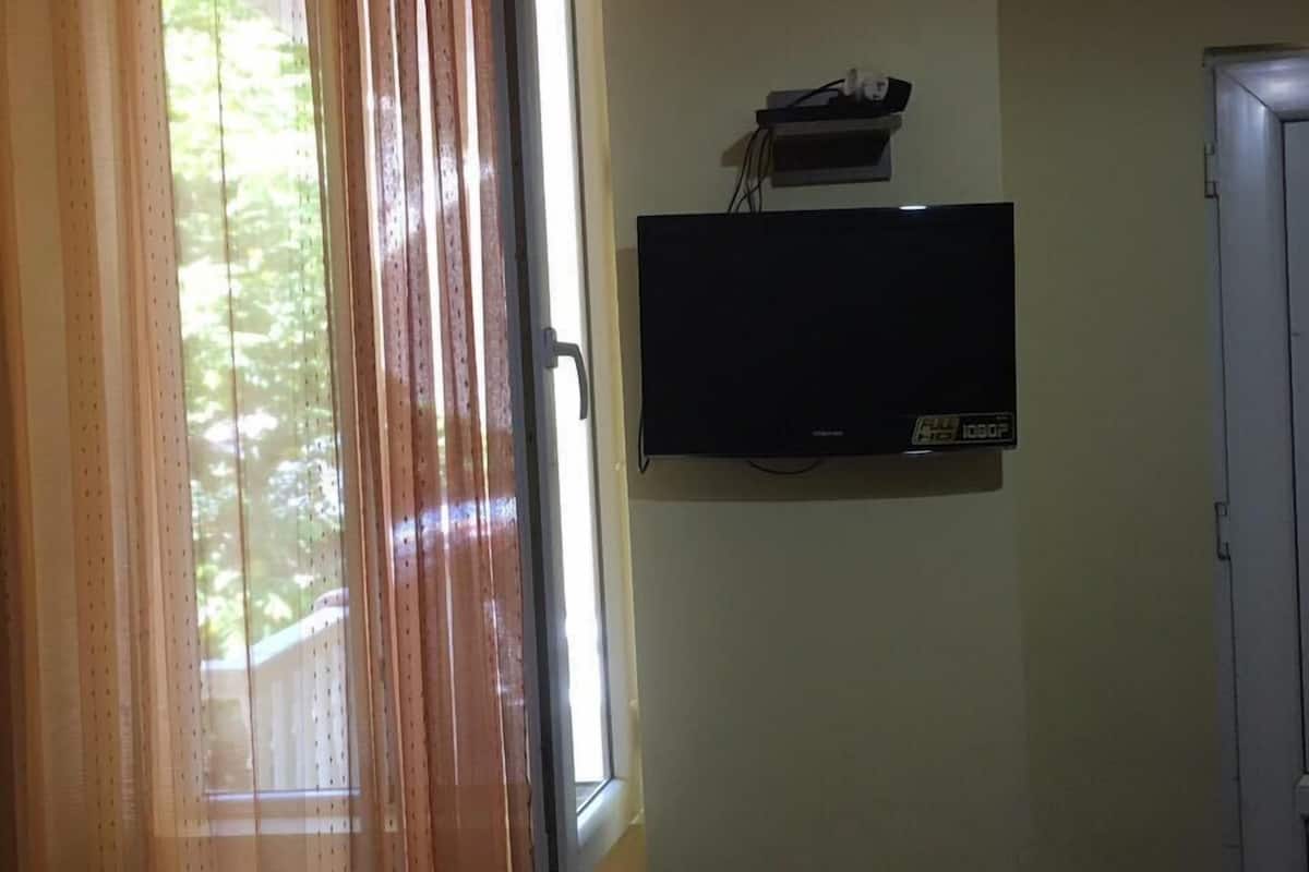 Basic Quadruple Room, Multiple Beds, Non Smoking | Free cribs/infant beds, free WiFi, bed sheets