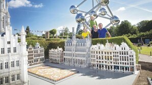 Un modelo de una ciudad histórica europea con arquitectura detallada, una plaza central y una gran escultura metálica.