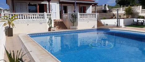 Una piscina al aire libre, una piscina climatizada