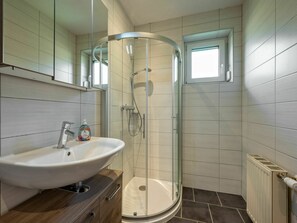 Bathroom - Beautiful apartment for 4 people with WIFI, TV and balcony (Unterburg Am Klopeiner See)