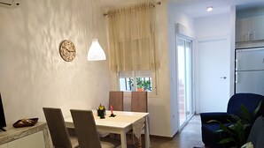 A dining area with a table, chairs, and a clock on the wall. - Beautiful and sunny house in Cordoba (Córdoba)