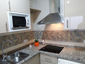 Refrigerador, microondas, horno, placa de cocina