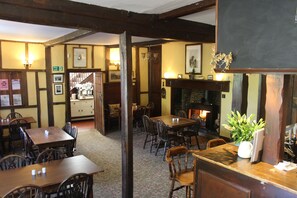 2 bars/lounges - Bateman Arms (Leominster)