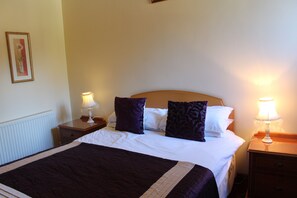 Double Room | Iron/ironing board, free WiFi, bed sheets - Bateman Arms (Leominster)
