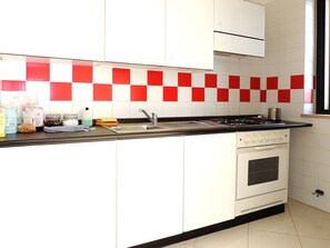 Horno, mesa de comedor