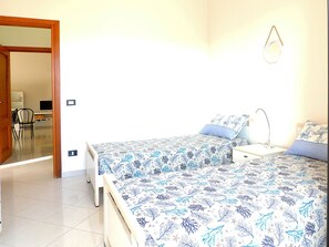 1 habitación, tabla de planchar con plancha y cuna de viaje 