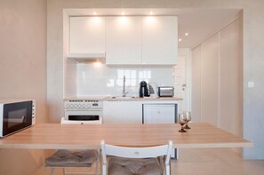 Kühlschrank, Mikrowelle, Ofen, Herdplatte