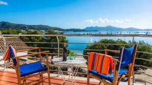 Outdoor dining - Two bedroom air conditioned apartment on the Pine Walk. Amazing Sea Views. WIFI (Pollença)
