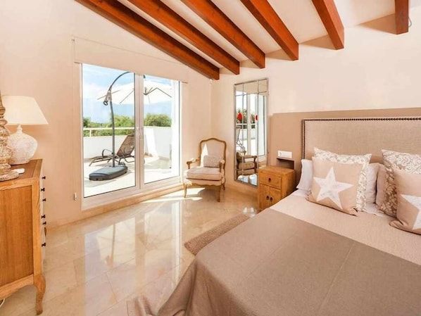 6 bedrooms, iron/ironing board, internet, bed sheets