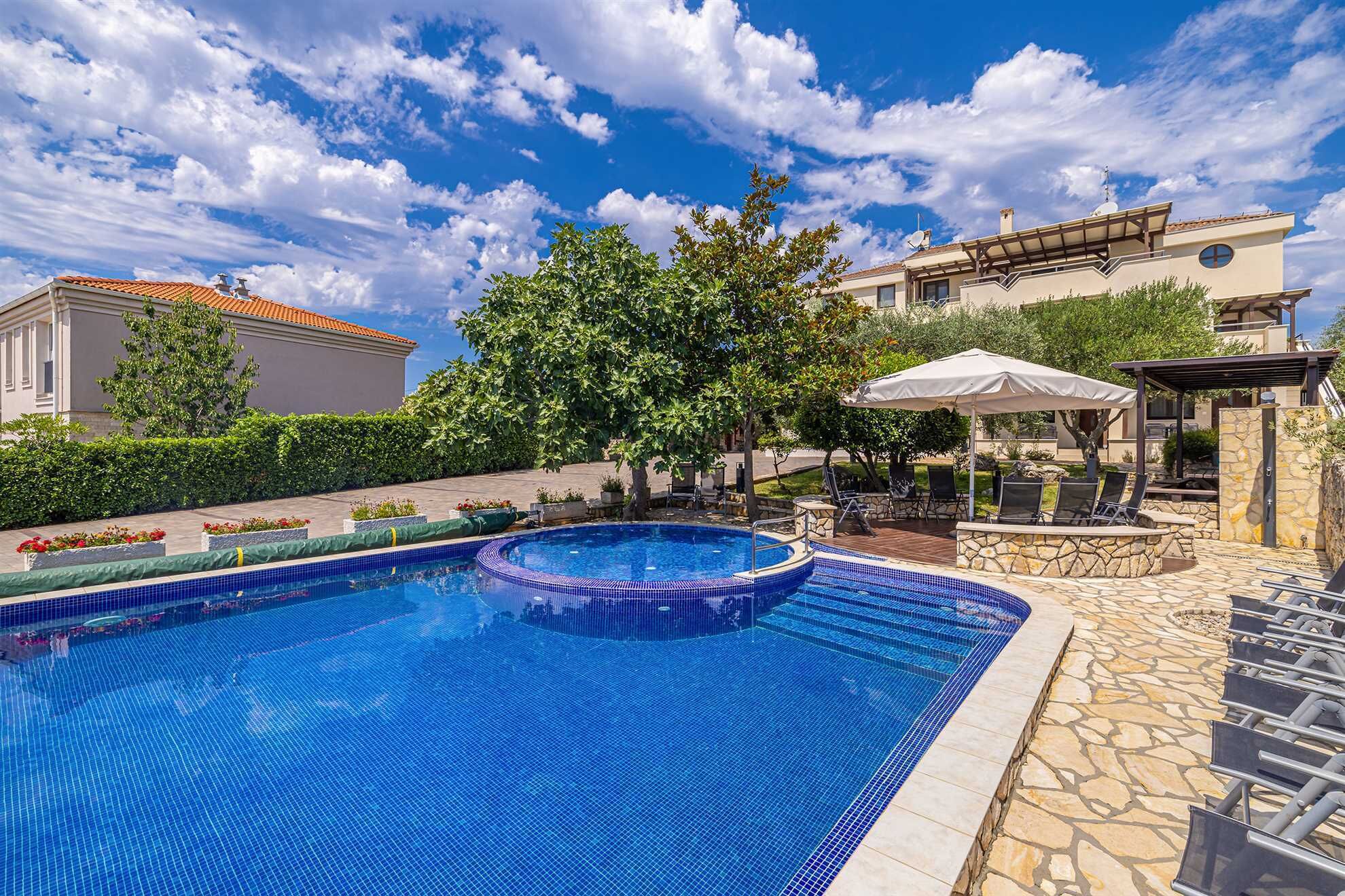 Una piscina al aire libre, una piscina climatizada