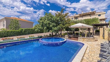 Una piscina al aire libre, una piscina climatizada