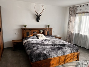3 bedrooms, desk, iron/ironing board, travel cot