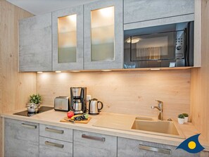 Køleskab, mikrobølgeovn, opvaskemaskine, kaffe-/temaskine