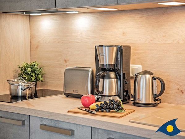 Køleskab, mikrobølgeovn, opvaskemaskine, kaffe-/temaskine