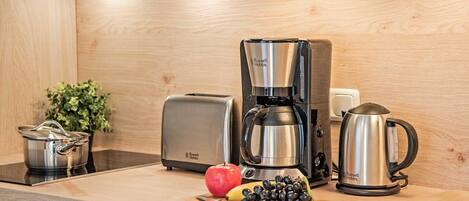 Refrigerador, microondas, lavavajillas y cafetera y tetera
