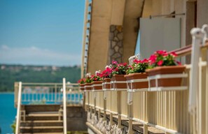 Property grounds - Holiday apartment directly on the beach (Dobrinj)