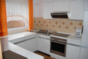 Kühlschrank, Mikrowelle, Ofen, Wasserkocher mit Kaffee-/Teezubehör