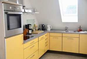 Jääkaappi, uuni, liesi, astianpesukone
