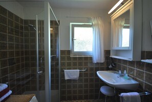 Dusche, Haartrockner, Handtücher, Seife