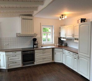 Kühlschrank, Mikrowelle, Ofen, Geschirrspüler