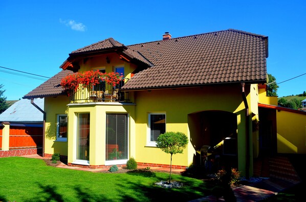 Villa, 3 Bedrooms | Garden view - Apartmány Riviéra Liptov Bešeňová (Liptovské Sliace)