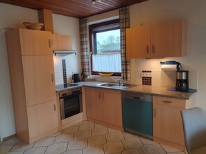 Kühlschrank, Ofen, Geschirrspüler, Wasserkocher mit Kaffee-/Teezubehör