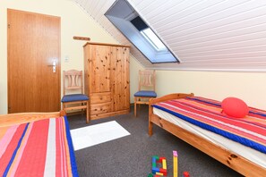 2 bedrooms, travel crib, bed sheets