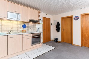 Jääkaappi, mikroaaltouuni, uuni, astianpesukone