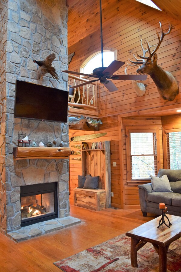 House, Multiple Beds (Fox's Den) | Fireplace