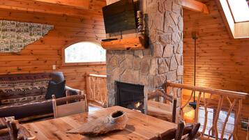 Casa, varias camas (Fox's Den) | Área de sala de estar | Televisión, chimenea y reproductor de DVD