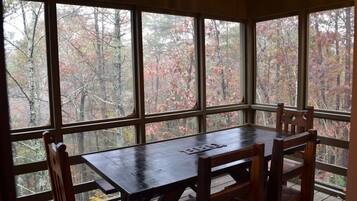 House, Multiple Beds (Fox's Den) | In-room dining