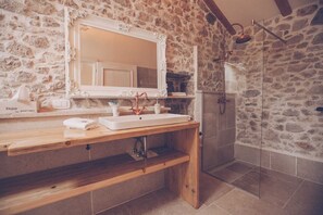 Sèche-cheveux, serviettes fournies, papier toilette