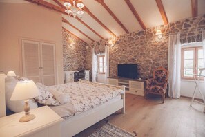 5 soverom, safe på rommet, wi-fi og sengetøy