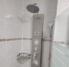 Duschwanne, Haartrockner, Handtücher, Seife