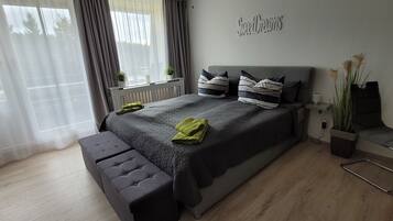 1 Schlafzimmer, Schreibtisch, Bügeleisen/Bügelbrett, Reisekinderbett