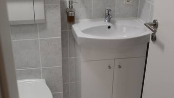 Duschwanne, Haartrockner, Handtücher, Seife