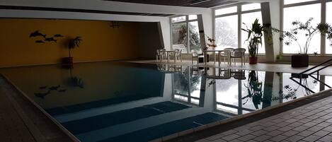 Una piscina techada, una piscina climatizada