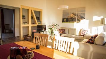 Flachbildfernseher, DVD-Player, Tischtennisplatte, Stereoanlage