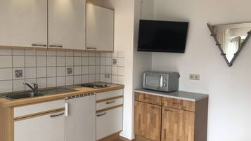 Réfrigérateur, micro-ondes, plaque de cuisson, cafetiÚre/bouilloire