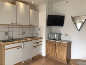 Kühlschrank, Mikrowelle, Herdplatte, Wasserkocher mit Kaffee-/Teezubehör