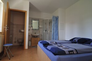 1 bedroom, iron/ironing board, travel cot, free WiFi - Ground floor apartment (Neukirch)