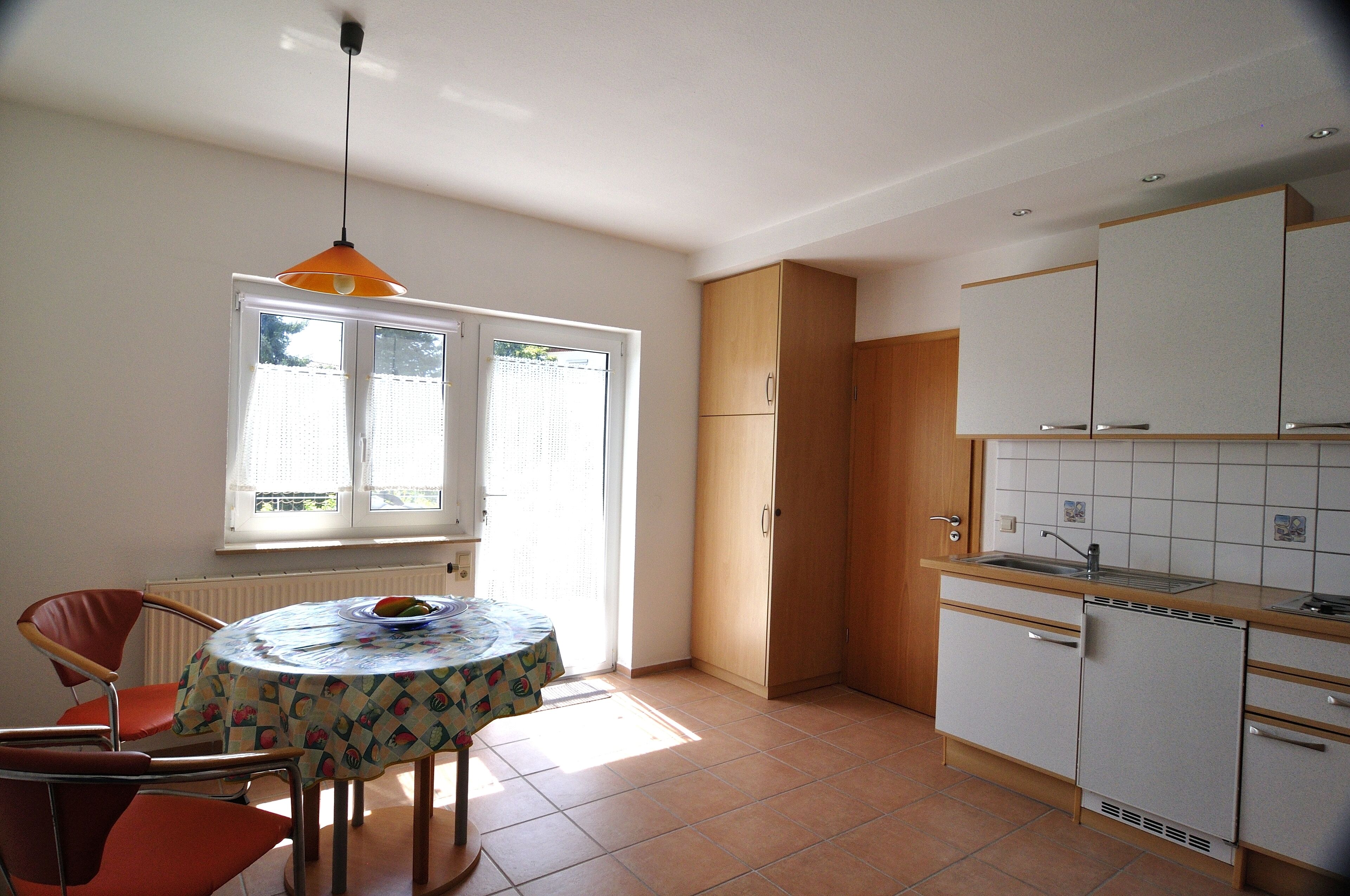 Réfrigérateur, micro-ondes, plaque de cuisson, cafetière/bouilloire