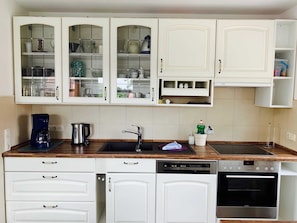 Kühlschrank, Mikrowelle, Ofen, Geschirrspüler