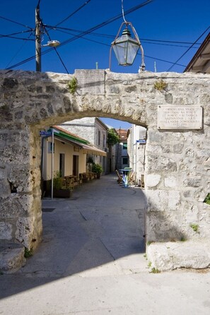 Property grounds - Apartment in Sukošan with Seaview, Balcony, Air condition, WIFI (654-2) (Sukošan)