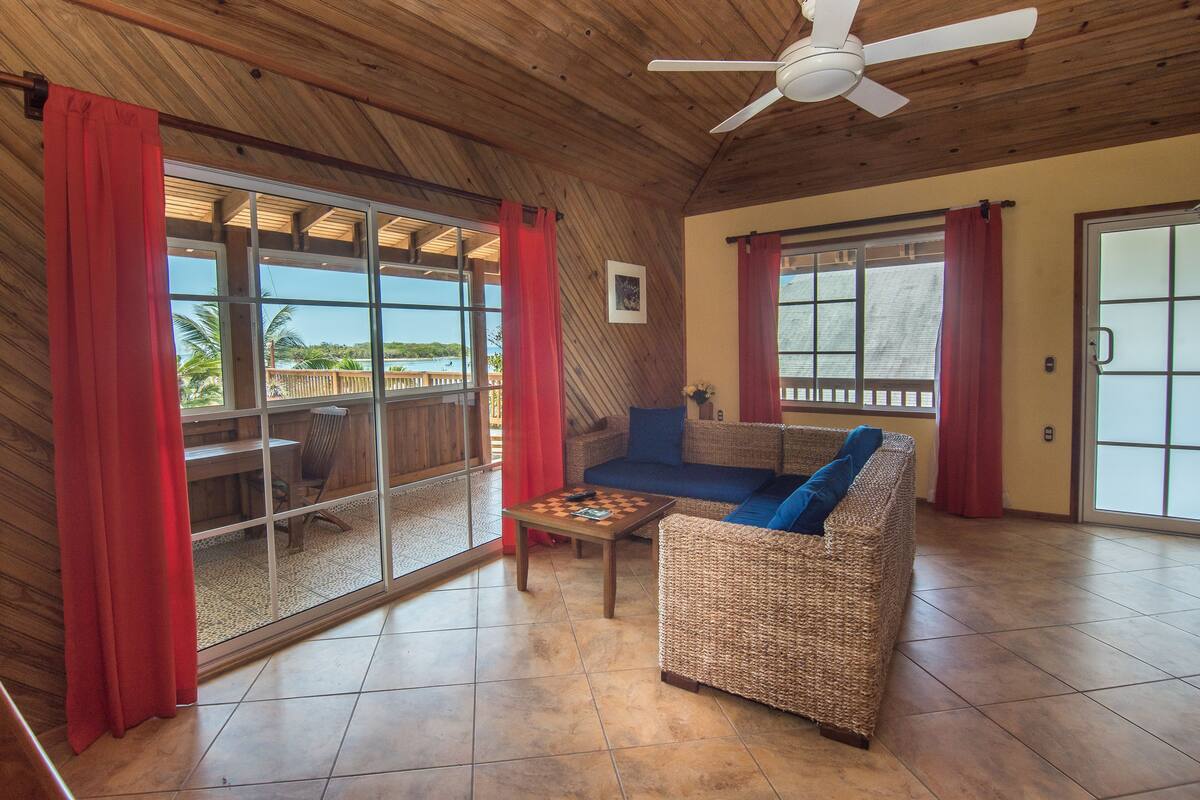 Elite Penthouse, 1 King Bed, Non Smoking, Ocean View | In-room safe, blackout drapes, WiFi (free), bed sheets