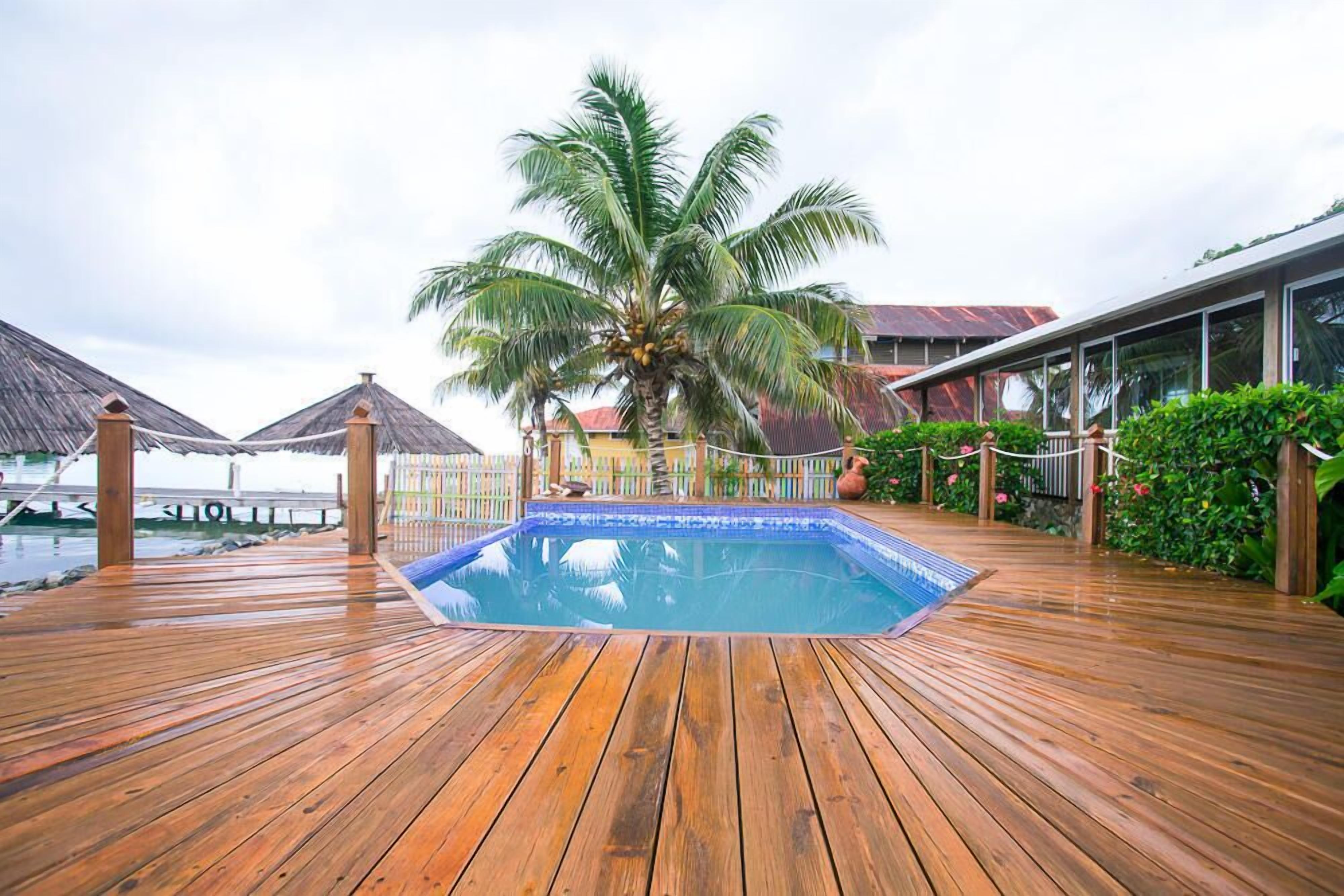 outdoor pool, open 7:00 am to 10:00 pm, pool loungers